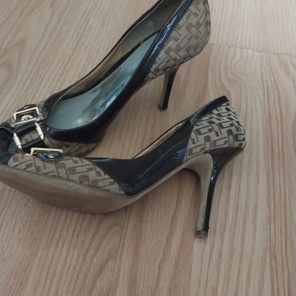 Guess Black and Tan Patterned Heels